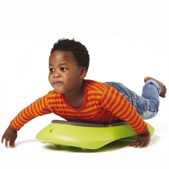 Kind dat liggend op een groene Gonge Floor Surfer rolt.