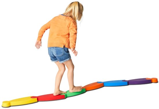 Kind dat over het gekleurde lage Gonge River balanceerpad loopt.