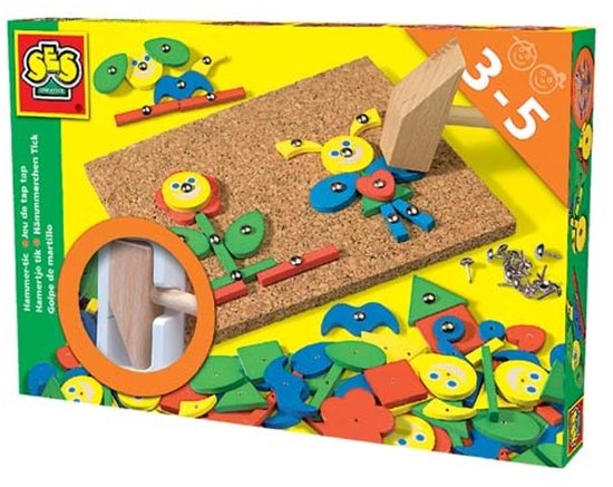 SES Hamertje Tik fantasie met kurken plank, houten vormen, hamertje en spijkertjes.